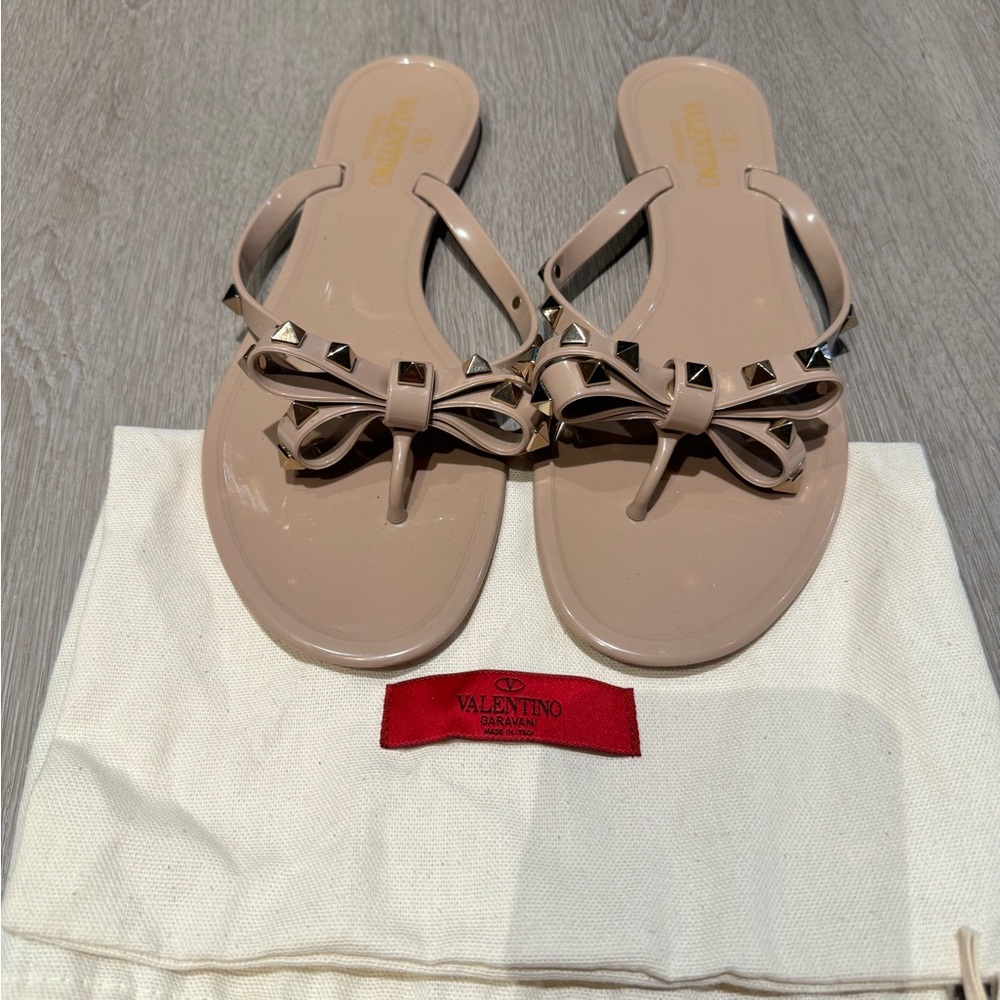 Valentino Garavani Rubber Rockstud Flip Flop in TAN